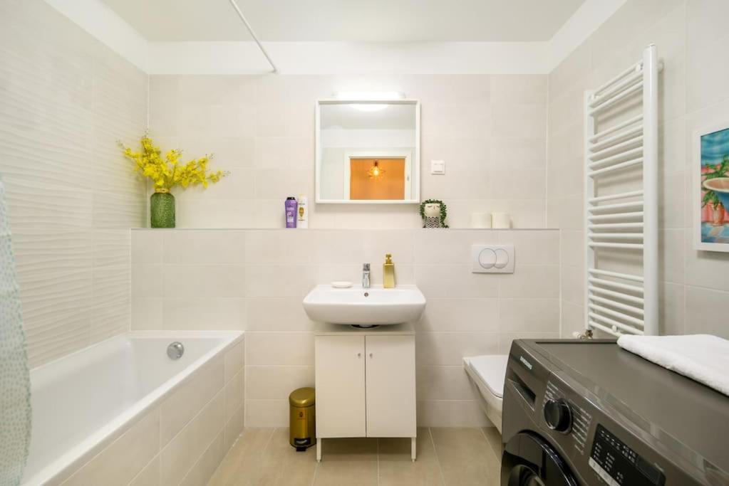 B104 - Liberty Bridge Lovely Home With Free Parking Budapest Exteriör bild