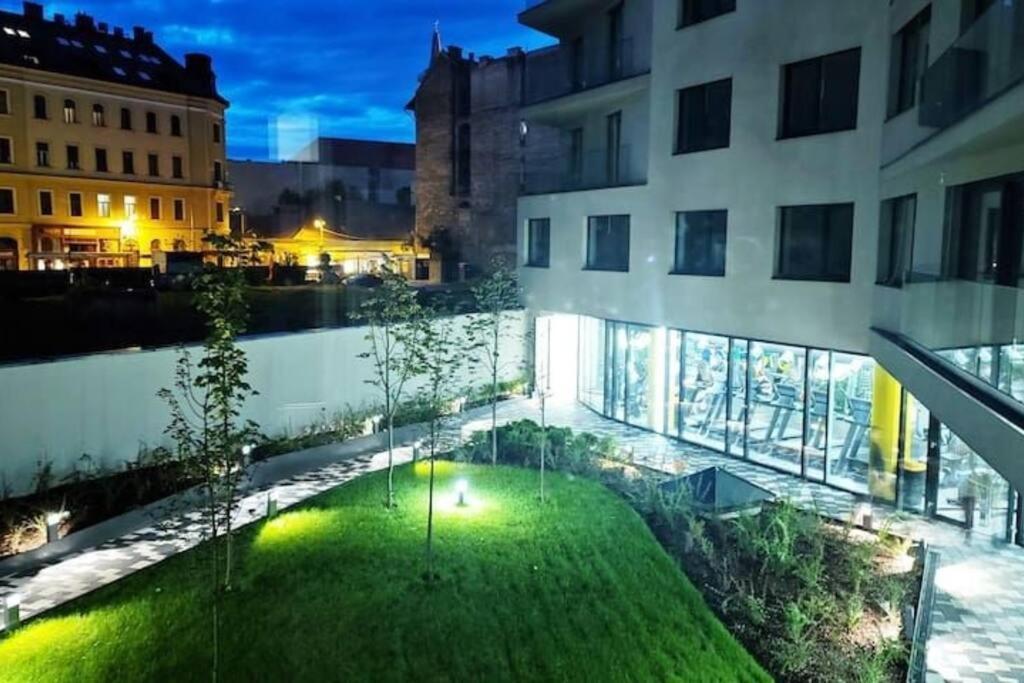B104 - Liberty Bridge Lovely Home With Free Parking Budapest Exteriör bild