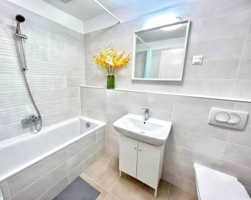 B104 - Liberty Bridge Lovely Home With Free Parking Budapest Exteriör bild